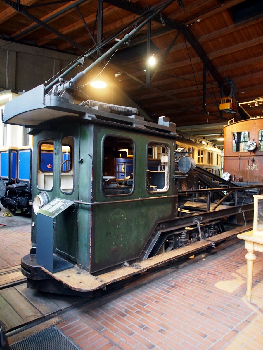 Elektrische Treidellok Baujahr 1942 im Technik Museum Berlin am 06.10.2016. Die Lok hat im Teltow-Kanal die Wasserfahrzeuge gezogen (getreidelt). Nach 1945 wurde dieses Verfahren eingestellt. Die Lok war also nur drei Jahre in Betrieb.