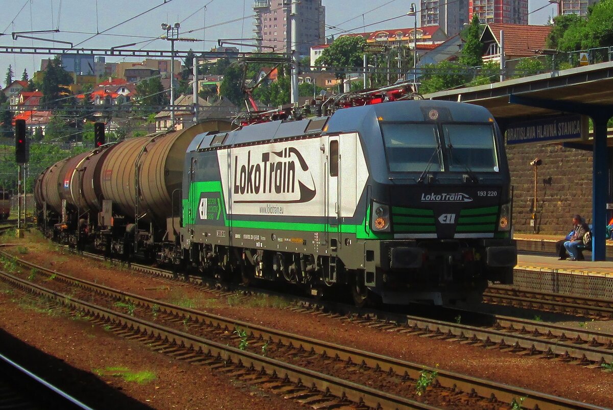 ELL-S�ldner 193 220 in Dienst von LokoTrain zieht ein Kesselwagenzug durch Bratislava hl.s.t am 31 Mai 2015.