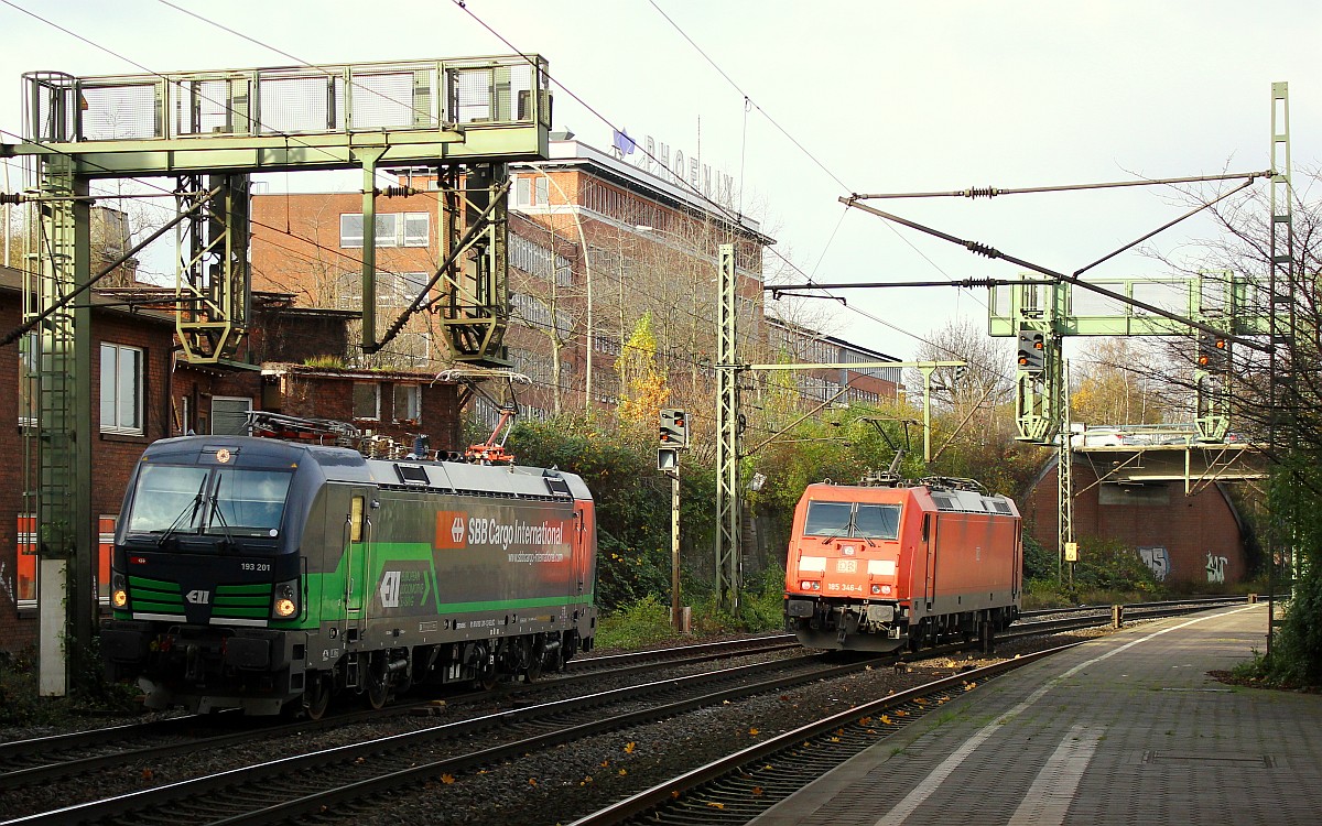 ELOC/ELL/SBB Cargo 6193 201-1 begenete hier der DB 6185 346-4 im Bhf HH-Harburg. 14.11.2015