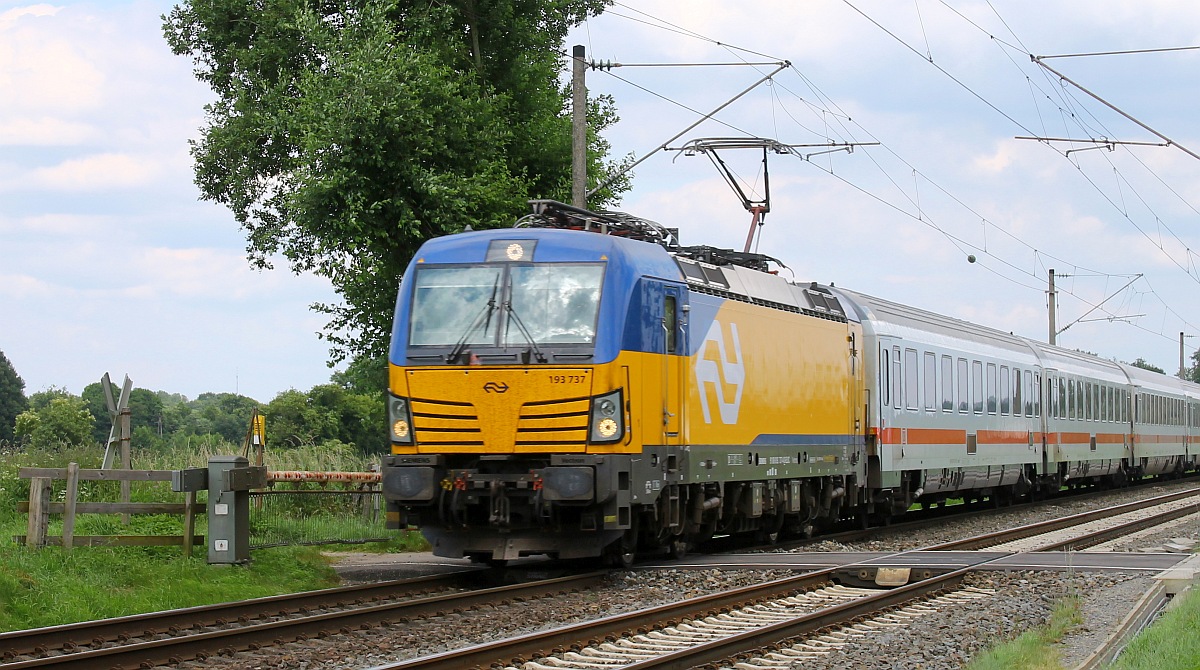 ELOC/NS 193 737-4, REV/MMAL/01.10.18, mit IC Berlin - Amsterdam an der Anrufschranke bei Lotte 09.06.2024