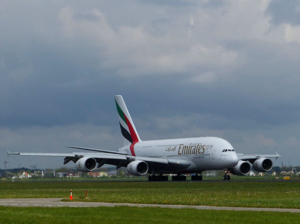 Emirates A6-EEN Airbus A380-861 Baujahr 2013. Flughafen Schiphol. Vijfhuizen, Niederlande 28-04-2019.

Emirates A6-EEN Airbus A380-861. Eerste vlucht van dit vliegtuig 22-05-2013. Polderbaan luchthaven Schiphol. Vijfhuizen 28-04-2019.