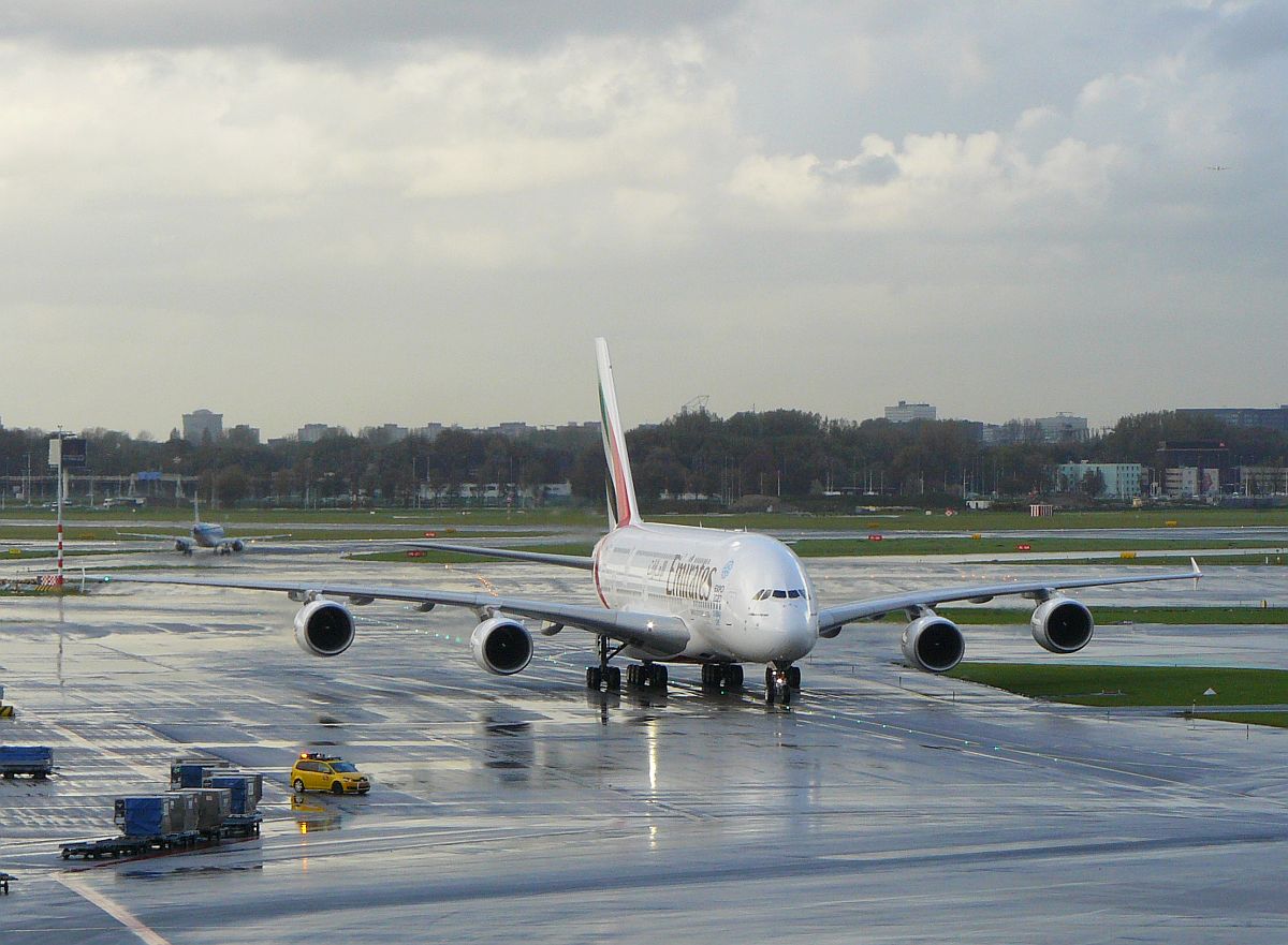 Emirates Airbus A380-861 Schiphol, Amsterdam 03-11-2013.