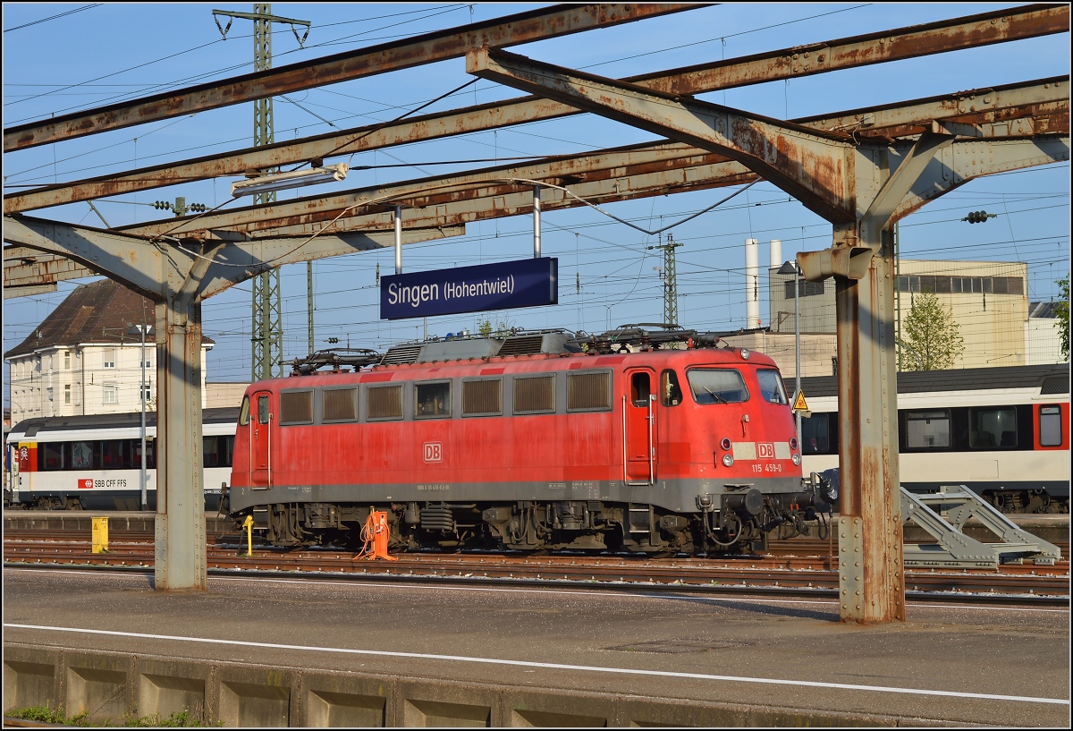 Ende der 110er-Herrlichkeit. Symbolträchtig ist auch der Zustand des Bahnsteigdachs, hinter dem sich 115 459-0 versteckt. Singen, April 2014.