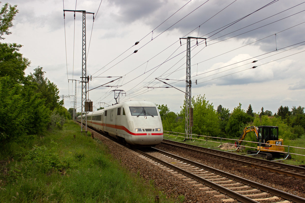 Ende Mai war die Berliner Nord-Sd-Strecke wegen Bauarbeiten bei Teltow gesperrt. Durch die weitrumige Umleitung gelangten die in Richtung Halle und Leipzig fahrenden Fernzge auf die Gterstrecke in der Wuhlheide, einem Teil des Berliner Auenrings, der normalerweise nicht von Personenzgen befahren wird. Auf dem Weg in Richtung Mnchen passiert hier am 28.05.19 401 061 den mittlerweile zugewucherten ehemaligen Rangierbahnhof Wuhlheide.