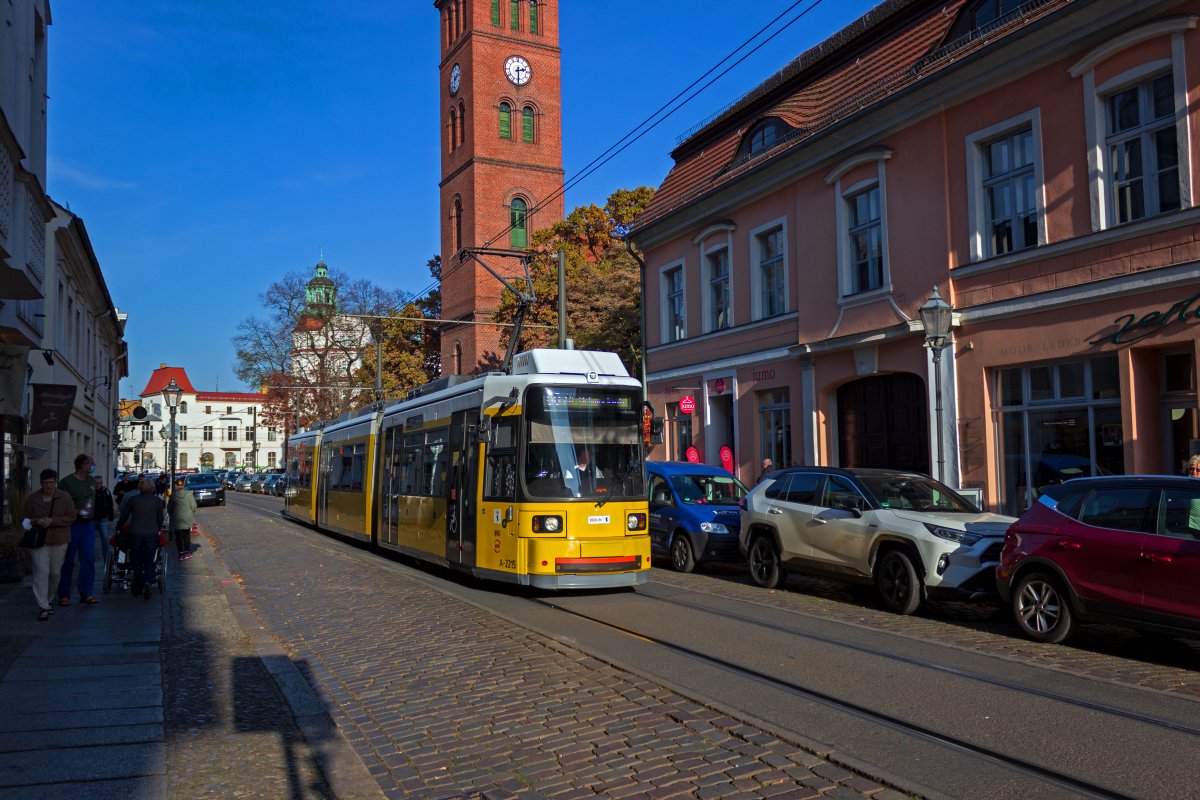 Ende Oktober 2021 war Wagen 2215 mit einer Kupplungsabdeckung unterwegs, die farblich ein Einzelstck war. Mit diesem dunkelbraunen Bauteil versehen fhrt der Zug auf der Linie 68 in Richtung Schmckwitz.