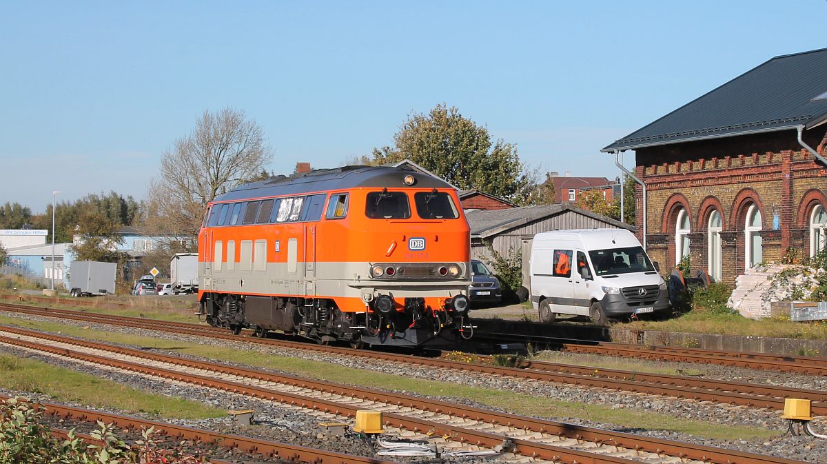 Endlich kommt die NeSA 218 117, um den SPENO Schleifzug nach Lübeck zu überführen, Husum Nord 28.10.2021