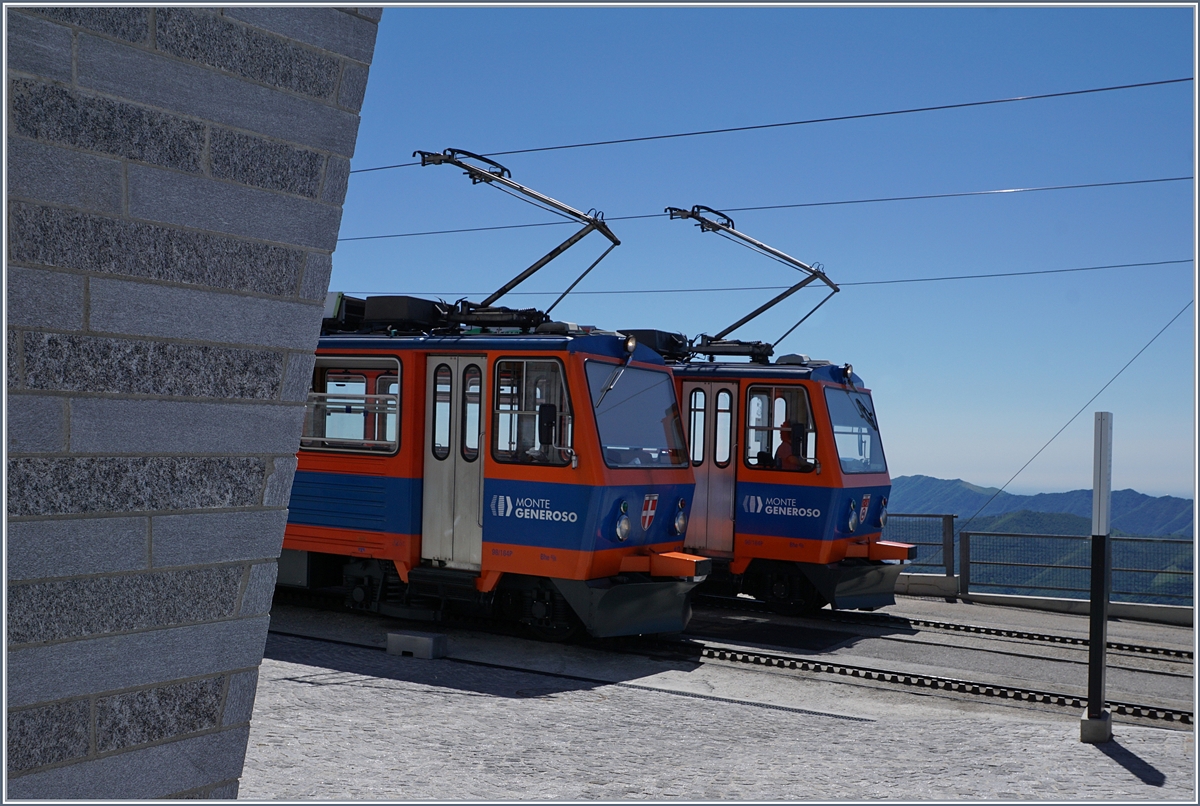 Endlich - nach drei Jahren Baustellen bedingtem Unterbruch fährt die Monte Generoso Bahn wieder! Die beiden Bhe 4/8 N° 12 (Mendrisio) und N° 13 (Salornio) warten in Generoso Vetta auf die Abfahrt Richtung Capolago.
21. Mai 2017