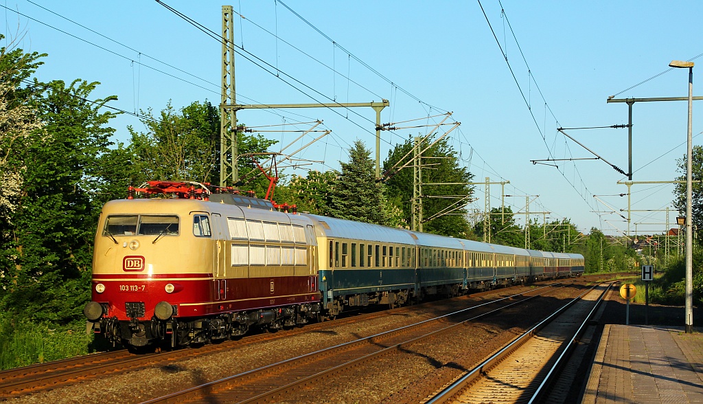 Endlich ist sie im Norden !! 103 113-7 mit dem Lr 2420(Neumünster-Flensburg)bei der Durchfahrt in Schleswig. 25.05.2012