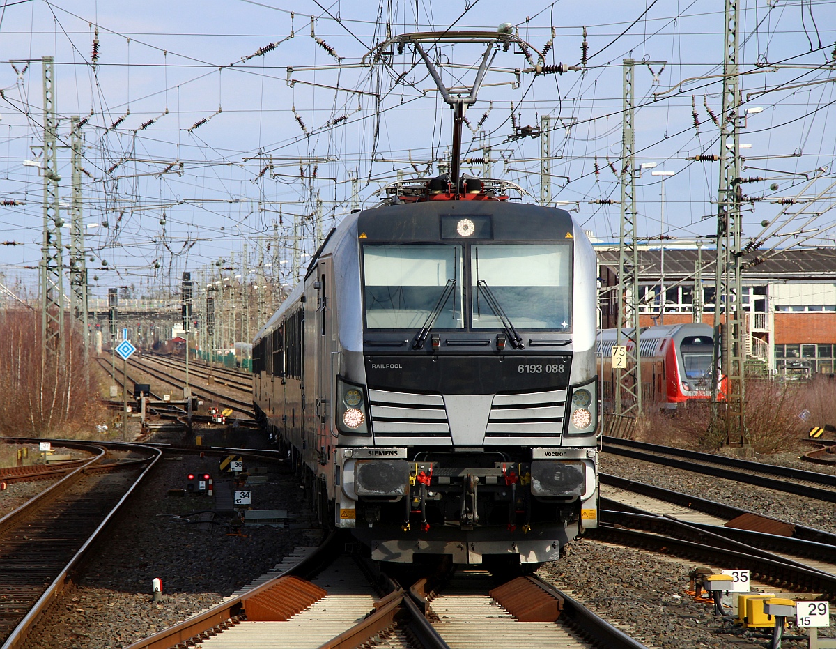 Entweder stark verspätet oder wegen der Bauarbeiten extra später unterwegs die Railpool 193 088 mit dem EN 345 aus Malmö nach Süden. Neumünster 19.03.2023 I