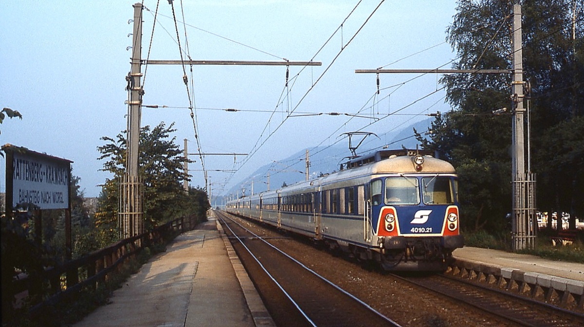 Erinnerungen an den  alten  Transalpin: Zwischen 1965 und 1977 verkehrten die BB-Triebwagen der Reihe 4010 zwischen Wien und Basel. Zwar fuhren sie wie die abgebildete Doppeltraktion mit 4010.21 an der Spitze auch durch Rattenberg-Kramsach, doch das Foto entstand im September 1984, es handelt sich also  nur  um eine innersterreichische Verbindung.