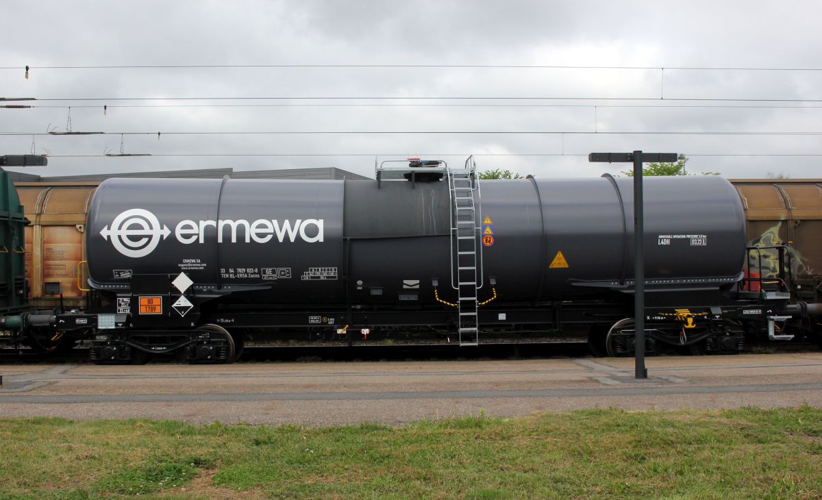 Ermewa 4-achsiger Druckkesselwagen der Gattung Zacns registriert unter 3384 7829 022-8 NL-ERSA Padborg 25.05.2019