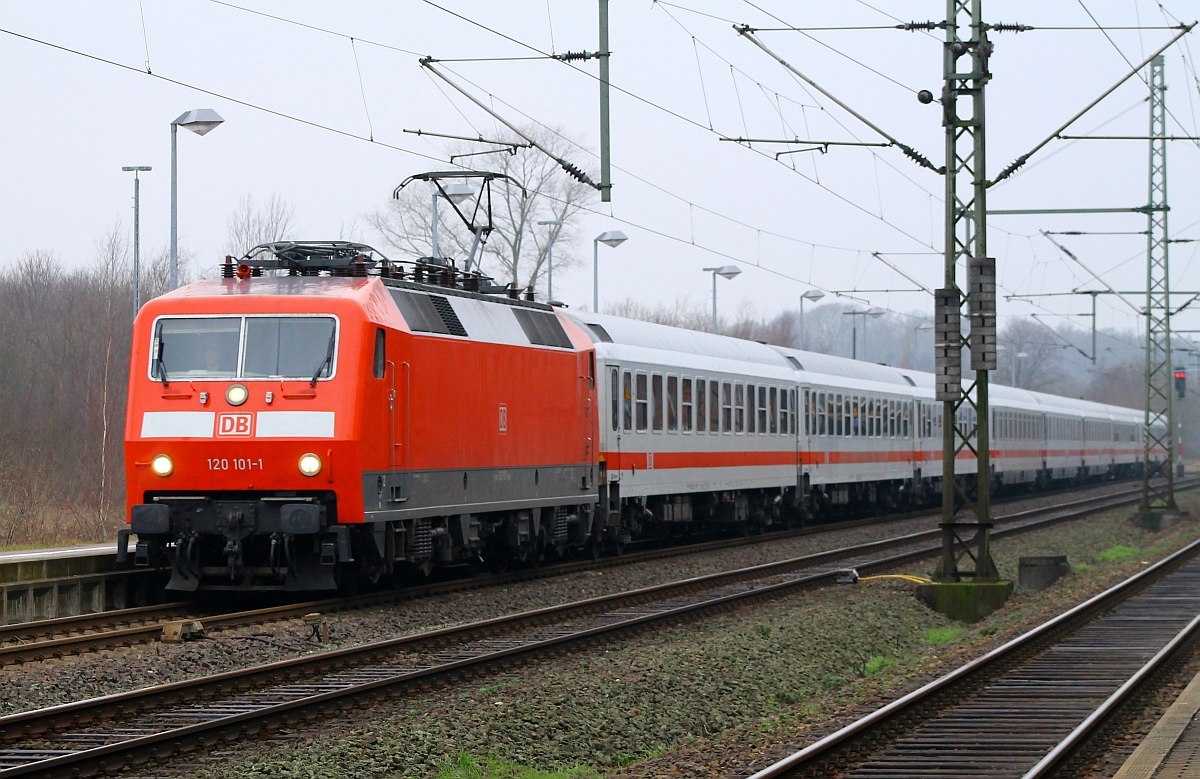 Erneut war heute die DB 120 101-1 mit dem IC 2417 von Flensburg nach Köln unterwegs hier hat sie gerade Einfahrt in Schleswig. 18.01.2015