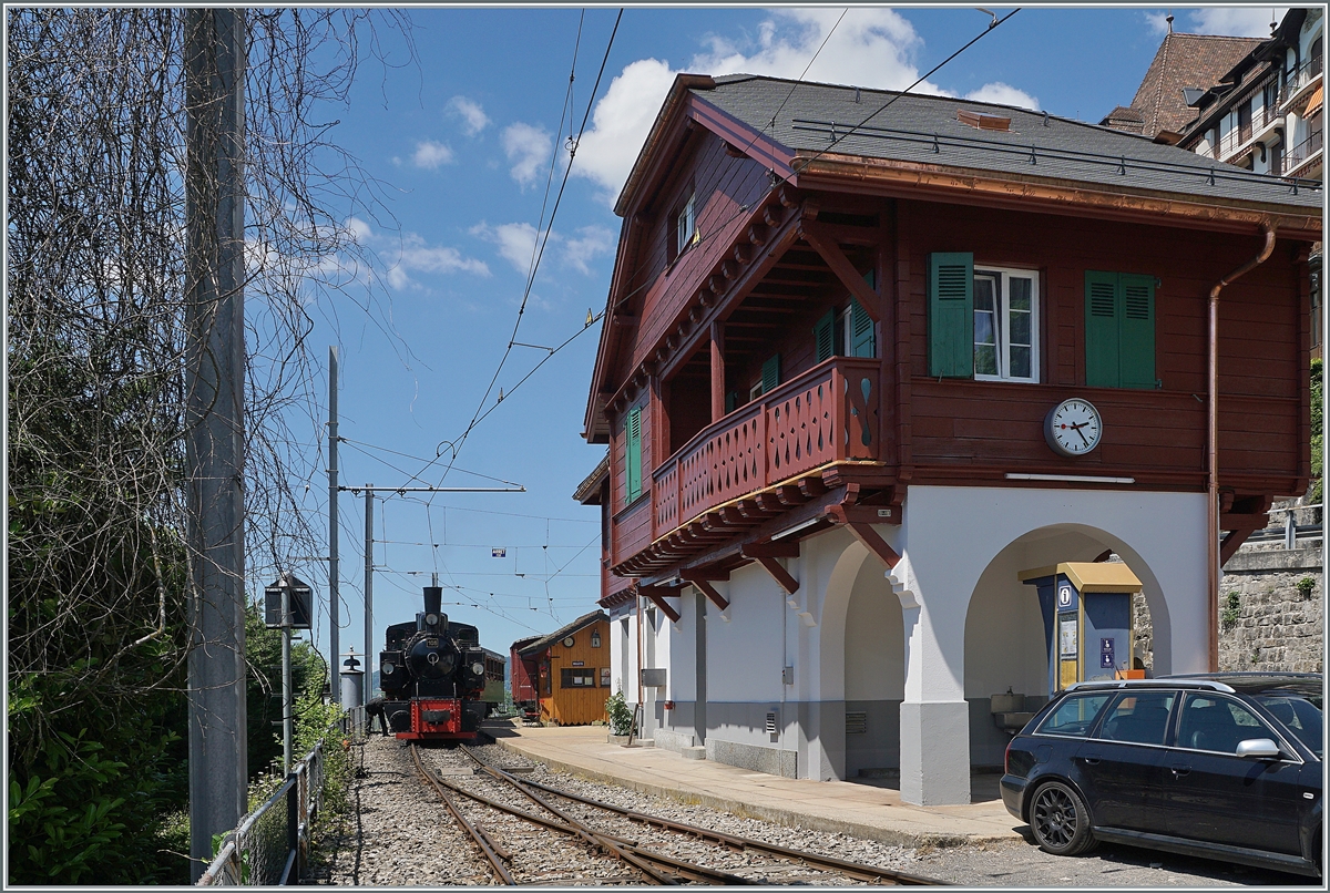 Erneut zeigt sich die Blonay-Chamby Bahn G 2x 2/2 105 in Chamby, nun vor dem hervorragend renovierten Empfangsgebäude (und dem wieder als Parkplatz genutzten Bahnsteig). zur Zeit.

13. Juni 2021