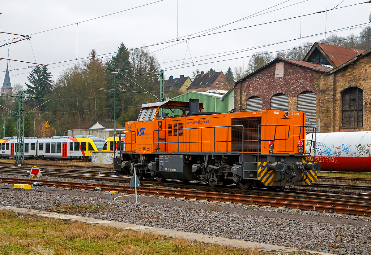 Erst dachte schon warum darf sie nicht umsetzen, aber nein sie musste warten weil sie wieder als Lz nach Herdorf wollte....
Die KSW 42 (92 80 1277 902-3 D-KSW), eine Vossloh MaK G 1700 BB, fährt am 14.12.2021 als Lz nun nach Herdorf.
