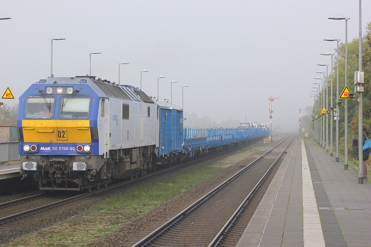 Erster RDC AutoZug im Nebel mit zuglok MaK DE 2700-02 am 18.10.2016 in Klanxbüll aufgenommen.