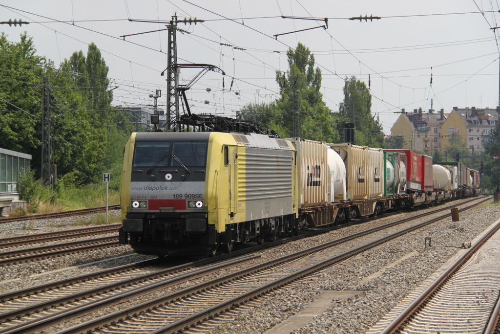 ES 64 F4-009 kam am Mittag des 26.07.2016 aus Richtung Mnchen Ost kommend durch Mnchen-Heimeranplatz gefahren.