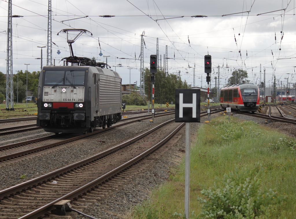 ES 64 F4-286(189 286-8)musste am 06.09.2015 im Rostocker Hbf vor dem Hp0 Signal warten.