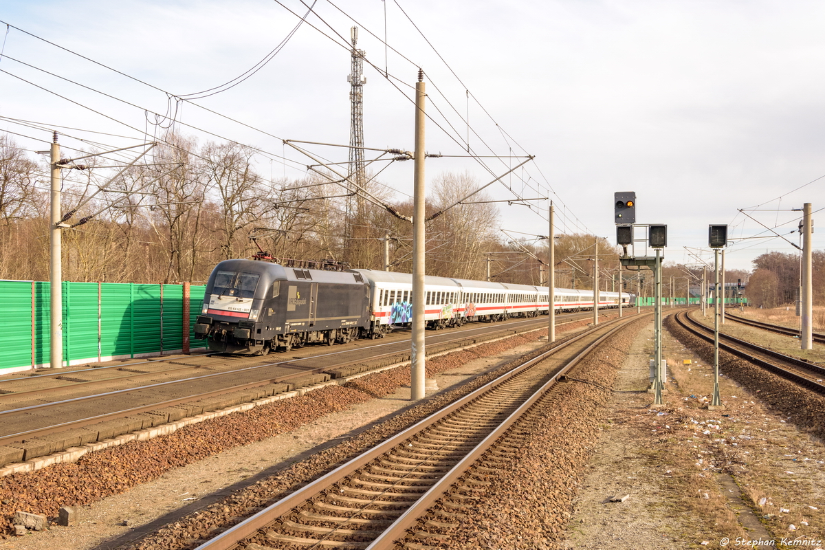 ES 64 U2 - 001 (182 501-7) MRCE Dispolok GmbH für DB Fernverkehr AG mit dem IC 1991 (Berlin Ostbahnhof - Frankfurt(Main)Hbf) bei der Durchfahrt in Rathenow. Am Zugende hing die 182 507-4. 07.02.2016