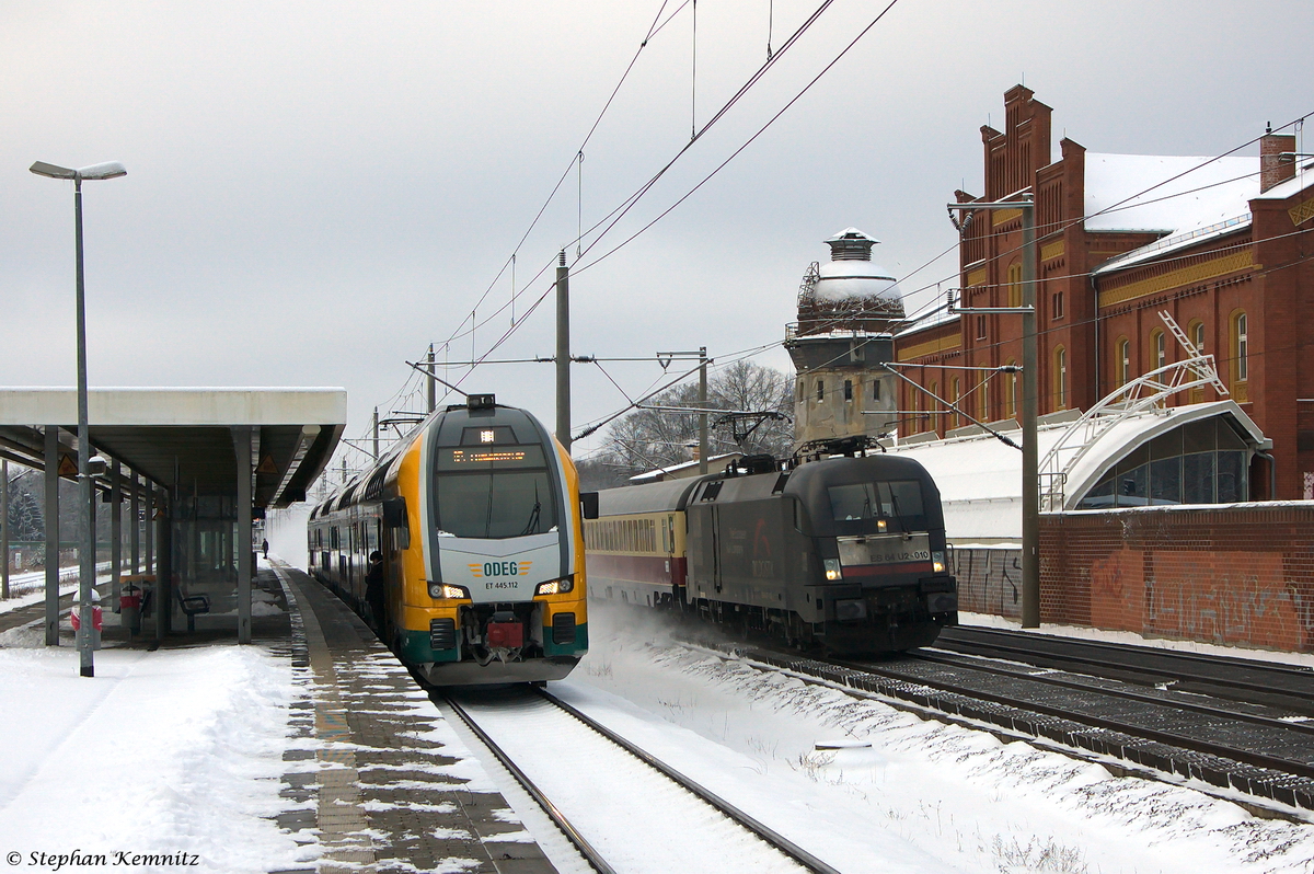 ES 64 U2 - 010 (182 510-8) MRCE Dispolok GmbH für TXL - TX Logistik AG mit dem AKE-RHEINGOLD (DPF 98) von Koblenz Hbf nach Berlin  Silvester in Berlin  und Dresden Hbf  Jahreswechsel in Dresden , bei der Durchfahrt in Rathenow. Zur gleichen Zeit stand ET 445.112 (445 112-6) ODEG - Ostdeutsche Eisenbahn GmbH als RE4 (RE 79515) nach Ludwigsfelde im Bahnhof. 29.12.2014