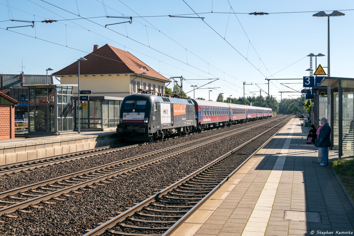 ES 64 U2 - 036 (182 536-3) MRCE Dispolok GmbH für NOB - Nord-Ostsee-Bahn GmbH mit 6 BahnTouristikExpress Reisezugwagen in Bienenbüttel und fuhr weiter in Richtung Lüneburg. 01.10.2015