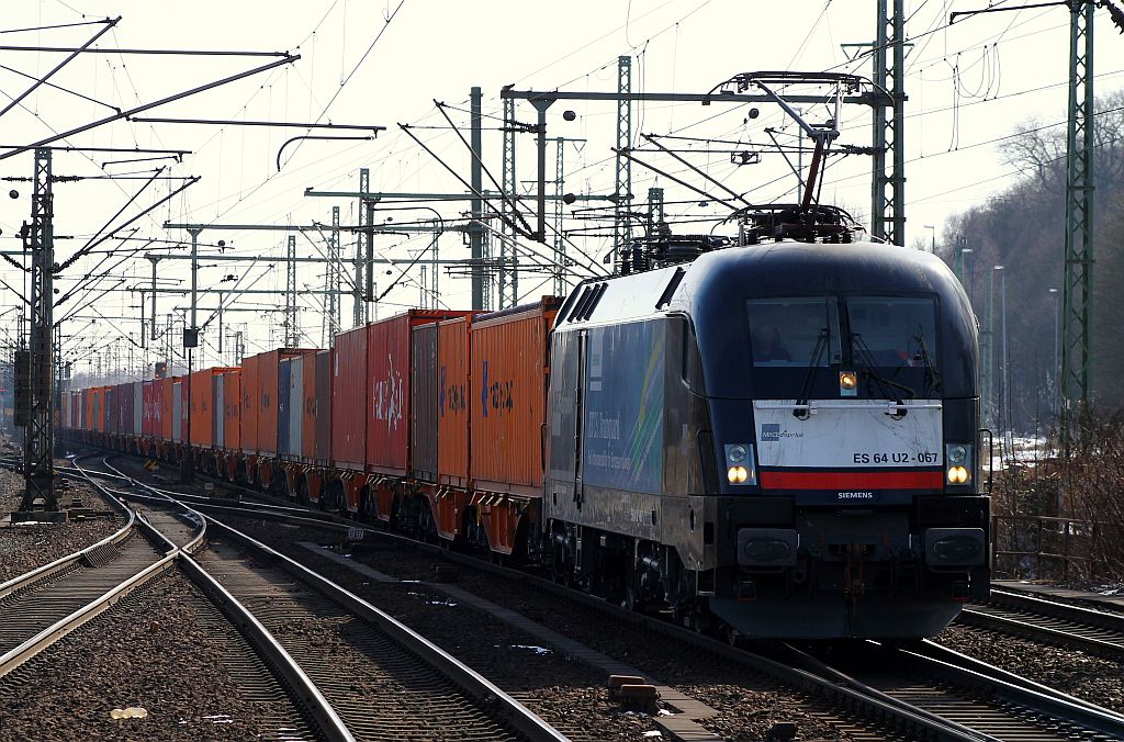 ES 64 U2-067/182 567-6 mit neuer ETCS-Trainguard Werbung rauscht hier mit vielen Blechkisten am Haken durch HH-Harburg. 23.03.2013