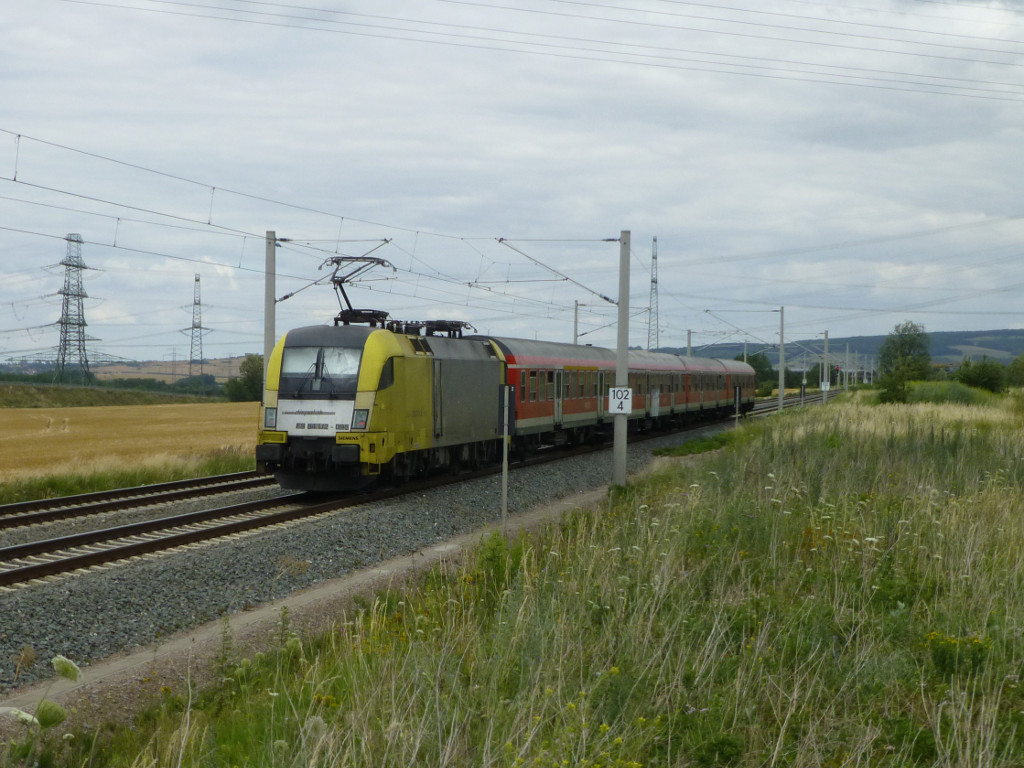 ES 64 U2 095 ist hat immer noch Dispolok-Farben, hier am 8.7.15 mit einer RB 10 nach Eisenach.