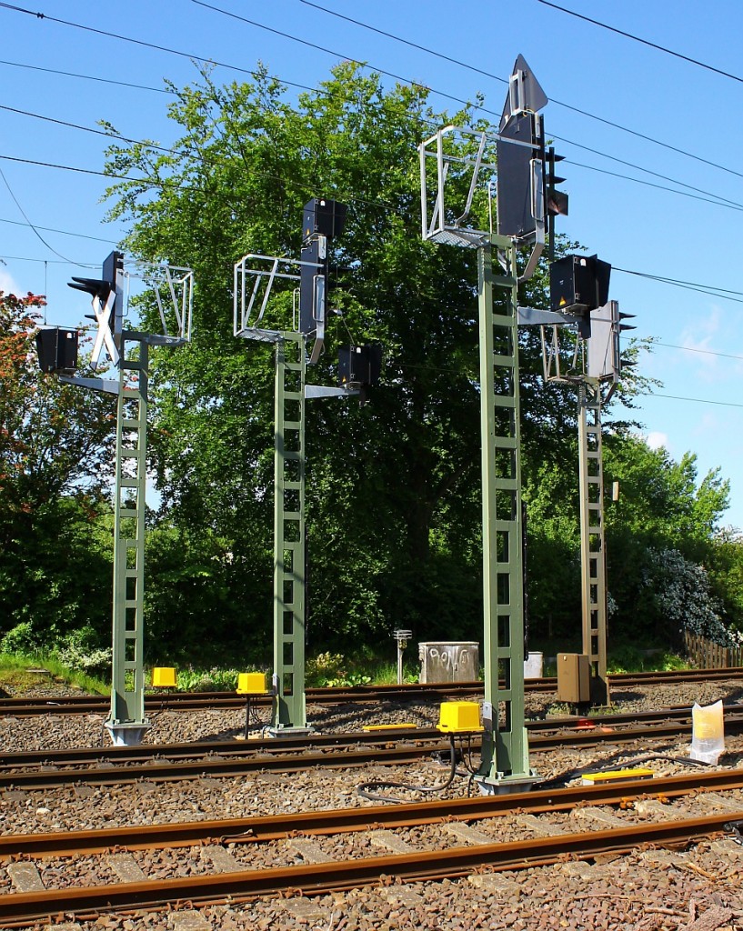 Es geht voran...die geplante ESTWsierung von Jübek nimmt langsam Gestalt an, die neuen Signale sind bereits aufgestellt und angeschlossen aber noch nicht in Betrieb. Jübek 07.06.2015