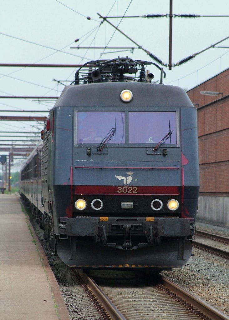 Es hat Einfahrt in den Grenzbahnhf Padborg/DK der CN 1273 mit der (Dauer)Zuglok DSB Litra EA 3022  Søren Frich . 01.06.2013