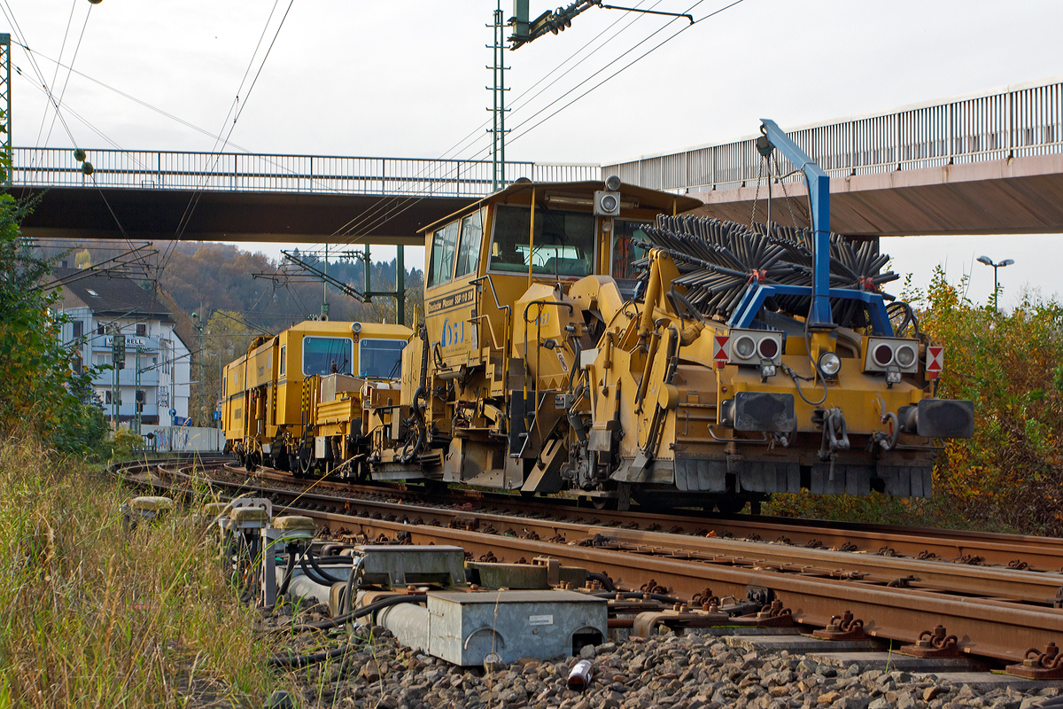 
Es reichte nur noch zum Nachschuß....
Die Plasser & Theurer Universalstopfmaschine 08 - 275 Unimat 3S Y (Schweres Nebenfahrzeug Nr. 97 43 41 523 17 - 9) und die Deutsche Plasser Schotterverteil- und Planiermaschine SSP 110 SW (Schweres Nebenfahrzeug Nr. 97 16 40 549 18 - 6) der DGU (Deutsche Gleisbau Union) fahren am 09.11.2014 durch Betzdorf/Sieg.