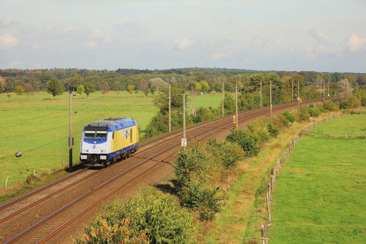 Es war der 14.10.2014 als die Frisch Hauptuntersuchte Metromom 246 005-3 Lz über die Güterumgeung bei Ramelsloh fuhr und einen kurzen hat zum Fotografieren.