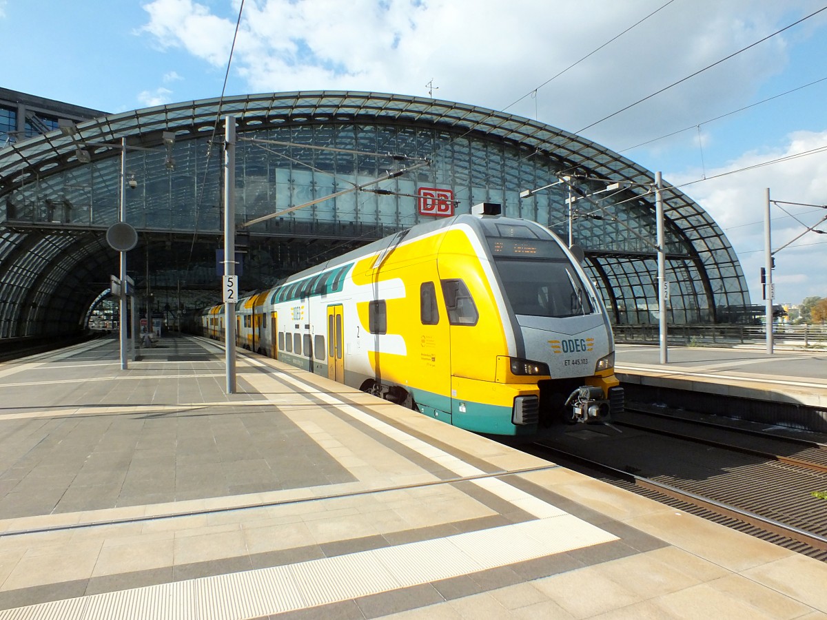 ET445.103 der ODEG verlsst am 2.10.13 den Berliner Hauptbahnhof in Richtung Osten.
RE2 -> Cottbus