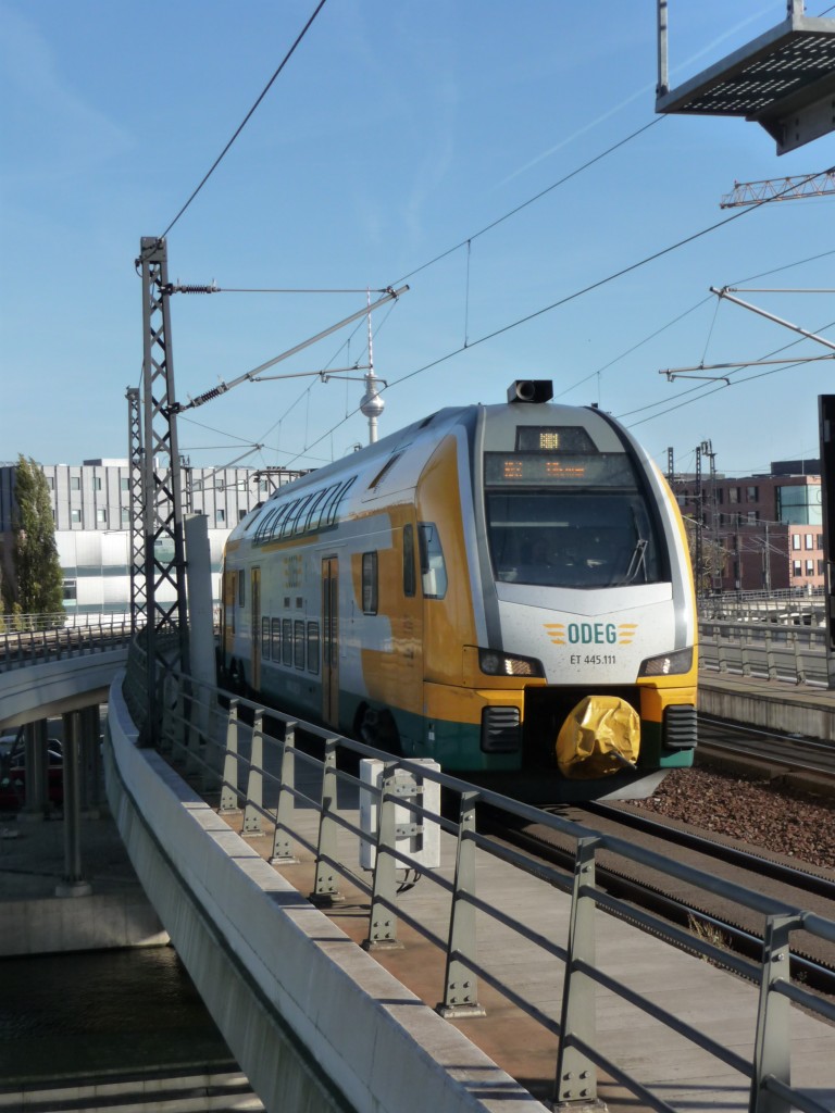 ET445.111 erreicht am 31.10.13 Berlin HBF. Mit dem Zuglauf Cottbus-Wismar durchquert der RE1 einmal mehr als die Hlfte der Nord-Sd-Ausdehnung der ehemaligen DDR.