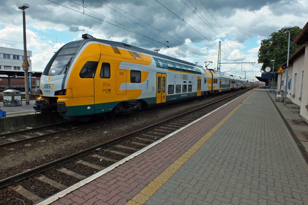 ET445.113 steht am 30.5.14 auf Gleis 5 im Cottbuser Hauptbahnhof bereit. Bis es allerdings los geht nach Wismar sind es noch vierzig Minuten. 
Cottbus ist ein Taktknoten im wahrsten Sinne des Wortes. Zwischen Minute 15 und 45 finden in der Regel keine Personenzugbewegungen statt. Güterzüge fahren ohnehin mit Vorliebe immer in dem Bahnhofsteil, in dem man gerade nicht ist. Und die Wege in Cottbus sind lang.