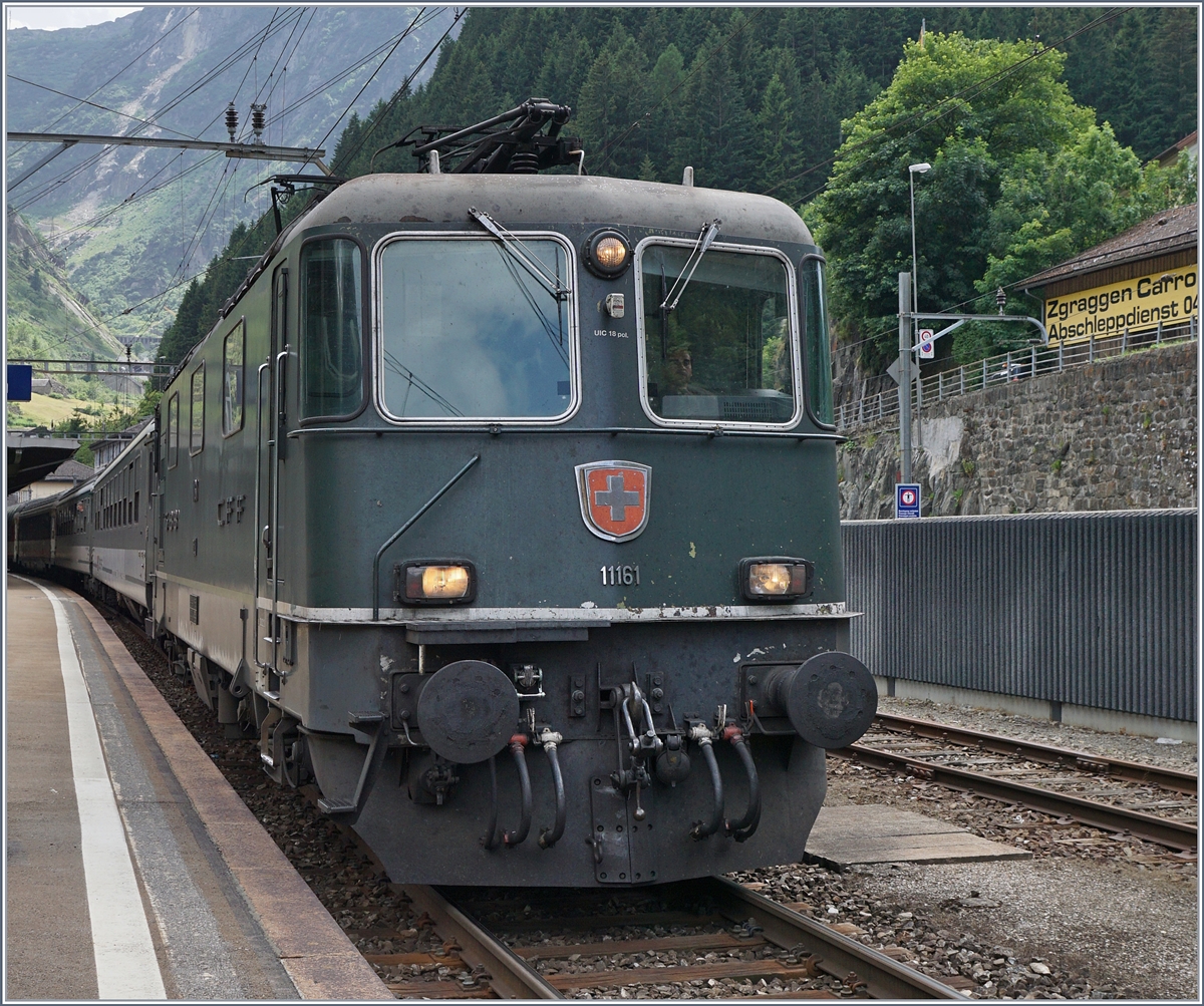 Etwas Bildbestimmend da nur och selten zu sehen: Eine grüne SBB Re 4/4 II der SBB hier die Re 4/4 II  11161 in Göschenen.
21. Juli 2016