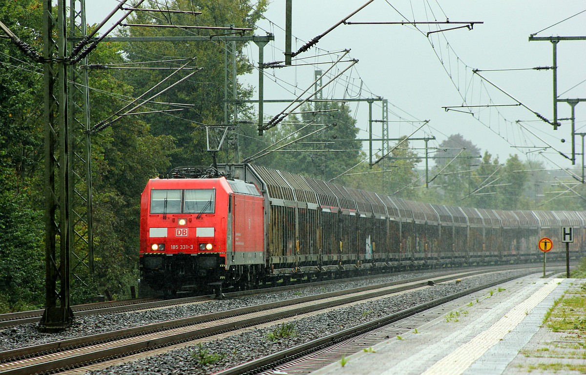 Etwas weniger nass wurde die 185 331 die hier mit einem der Volvo-Express Züge durch Schleswig gen Norden strebt. Schleswig im September 2017