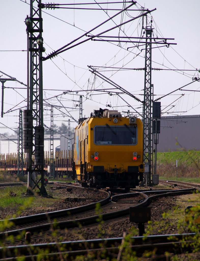 Eurailscout UFM 120(Universal-Fahrweg-Messfahrzeug, 97 86 30 501 17-6) dieselte ganz langsam durch Flensburg-Weiche. 17.04.2014