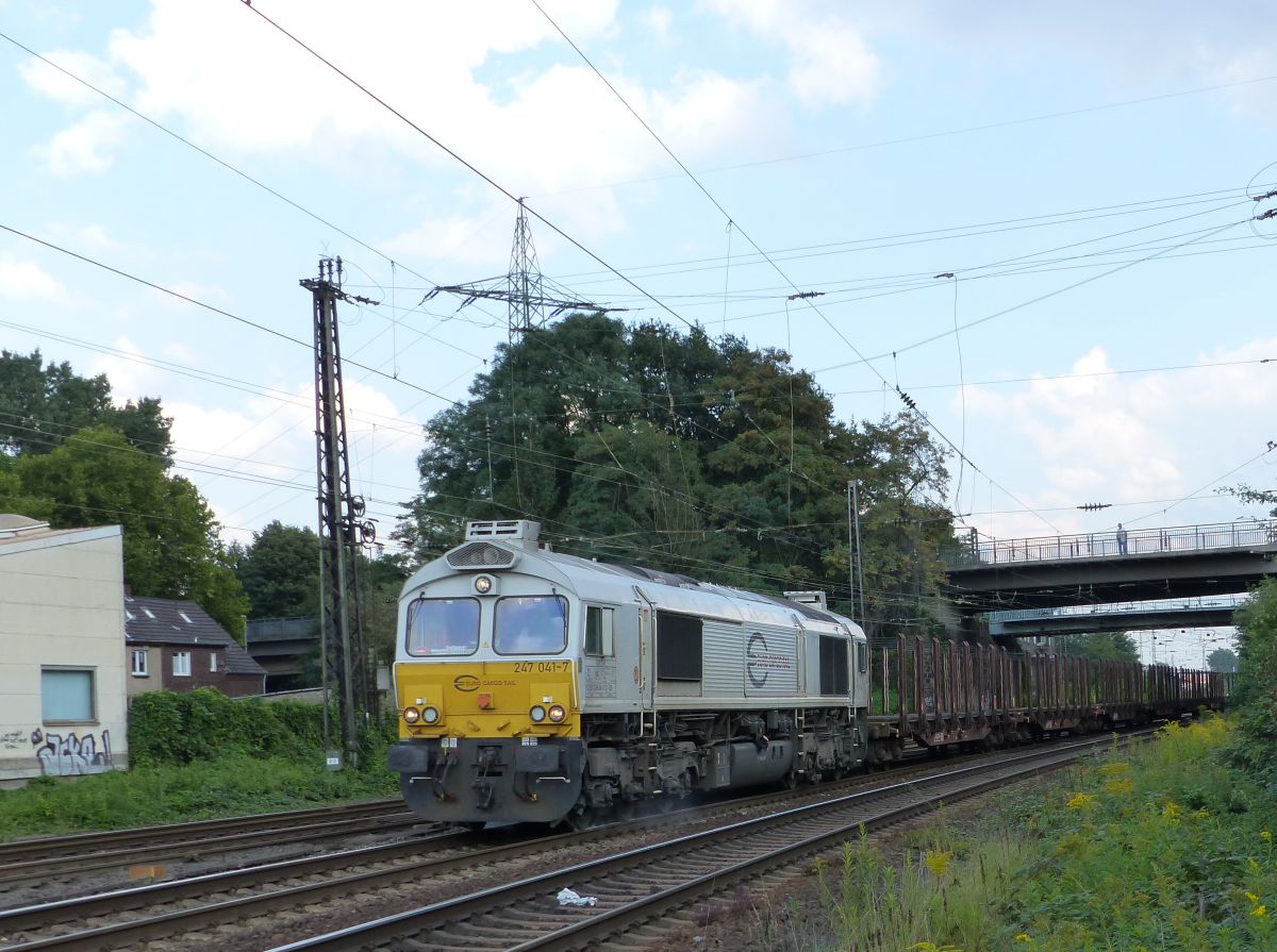 Euro Cargo Rail (ECR) Diesellok 247 041-7 mit Gterzug. Hoffmannstrasse, Oberhausen 11-09-2015.
Euro Cargo Rail (ECR) dieselloc 247 041-7 met goederentrein. Hoffmannstrasse, Oberhausen 11-09-2015.