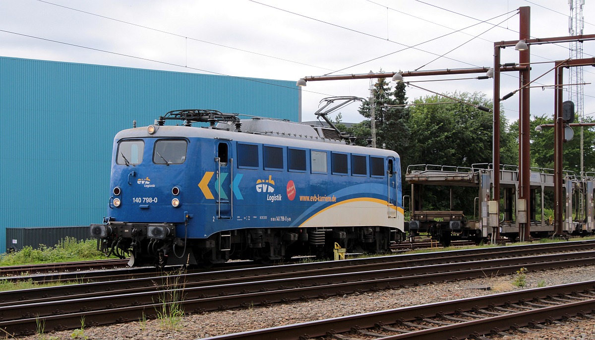 EVB 140 798-0 hat den BLG Autotransport-Leerzug erreicht und wird diesen dann gen Sden abfahren. Pattburg/DK. 08.07.2022