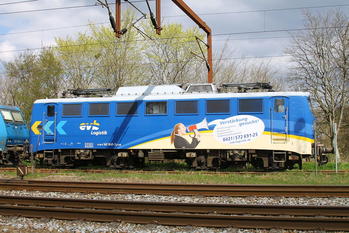 evb 140 848-3wartet auf die Rückleisung vor dem BLG Autoleerzug Pattburg 26.04.2022