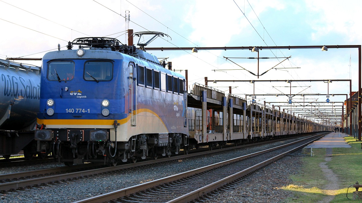 EVB E40 774/140 774-1 mit dem BLG Autotransport-Leerzug wartet auf Ausfahrt gen Süden. Pattburg/DK 08.04.2022