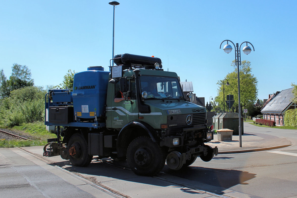 evb Infrastruktur >NFZ 531< // nach getaner Arbeit, verläßt der Unimog die evb Gleise am Bahnübergang  B75 . Tostedt den 07.05.2018