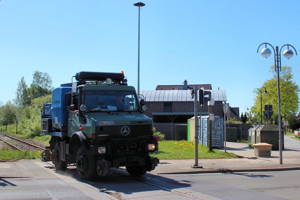 evb Infrastruktur >NFZ 531< // nach getaner Arbeit in Tostedt - West, verläßt der Unimog die evb Gleise am Bahnübergang  B75 . Datum 07.05.2018