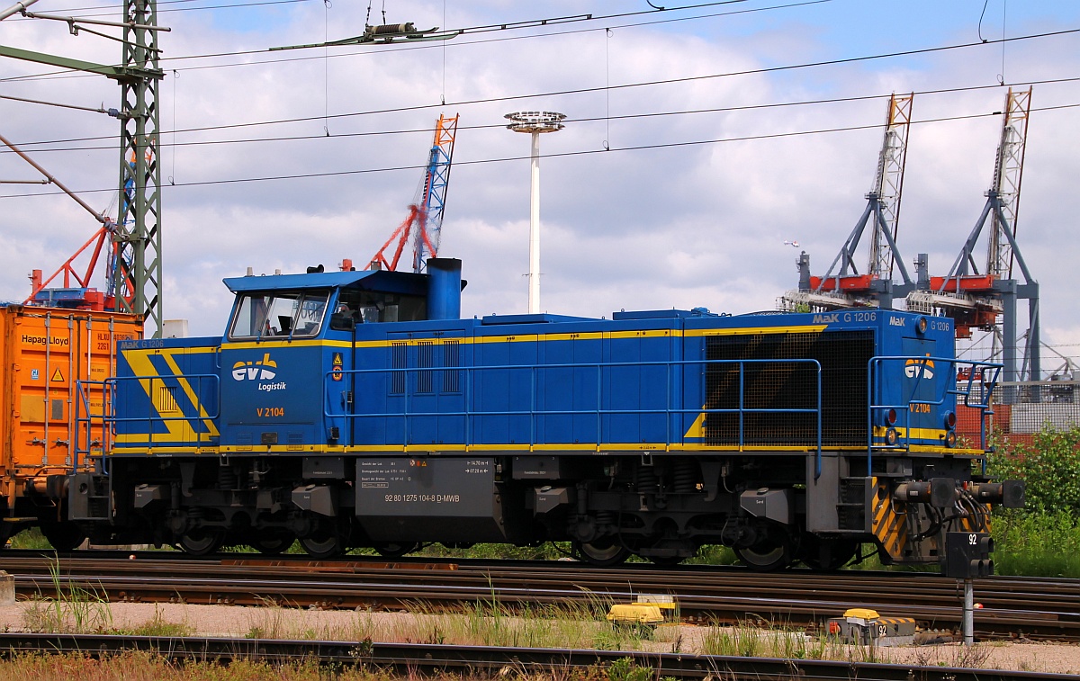 EVB Logistik V 2104/ 1275 104-8 drückt hier einen Containerzug in den Sicherheitsbereich am Eurogate-Terminal. HH-Dradenau/Waltershof 29.05.2014