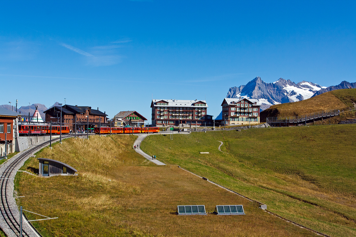 
Exklusiv in 1200 Pixel: 
Der erste Blick auf den Bahnhof Kleine Scheidegg, aus dem Zug der WAB vor der Einfahrt am 02.10.2011. Bei dem traumhaften Wetter. Links der Bahnhof, davor Triebwagen der Jungfraubahn, Bildmitte das Hotel Bellevue des Alpes, dahinter das Wetterhorn.