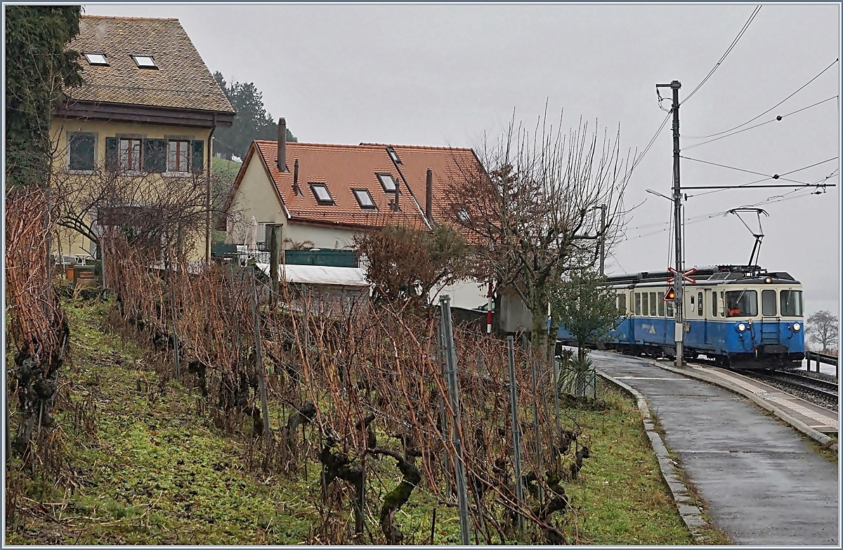 Fährt weiterhin im Planverkehr: der MOB ABDe 8/8 4003  Fribourg  als Regionalzug 2330 von Montreux nach Chernex erreicht Planchamp.
18. Jan. 2018