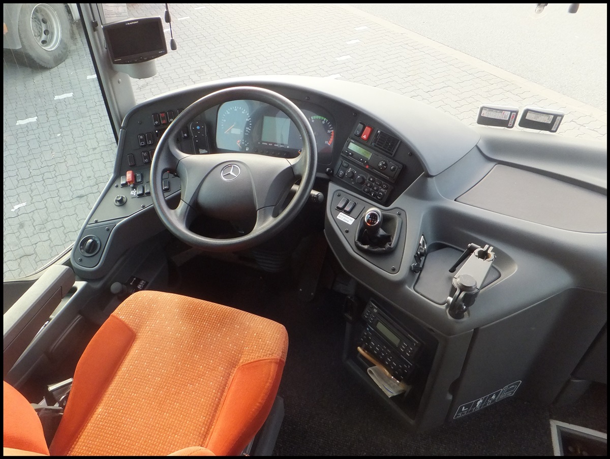 Fahrerarbeitsplatz des Mercedes Tourismo von Becker-Strelitz Reisen aus Deutschland bei der Rastst�tte Fuchsberg.