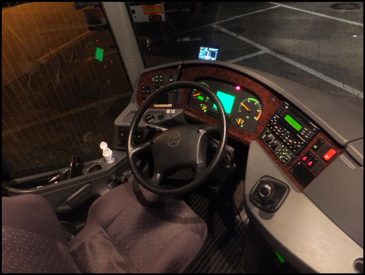 Fahrerarbeitsplatz des Setra 415 GT von Becker-Strelitz Reisen aus Deutschland bei einer Rastst�tte H�he Ruhrgebiet.