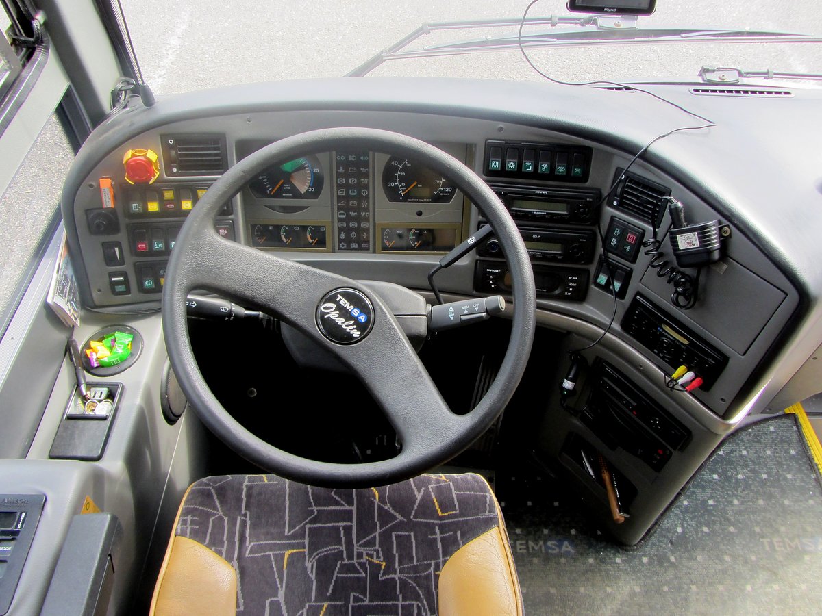 Fahrerplatz im Temsa Opalin aus Ungarn in Krems gesehen.