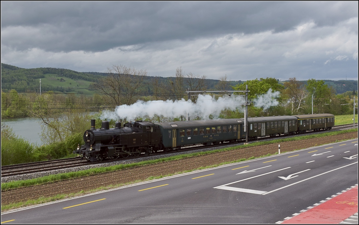 Fahrleitungsstörung nannte sie die Veranstaltung, um an die Dampfreserve in Olten für solche Fälle zu erinnern. Habersack Eb 3/5 5819 der SBB Historic auf seiner Rundfahrt über die Hauenstein-Bergstrecke und den Bözberg. Holderbank, April 2019.