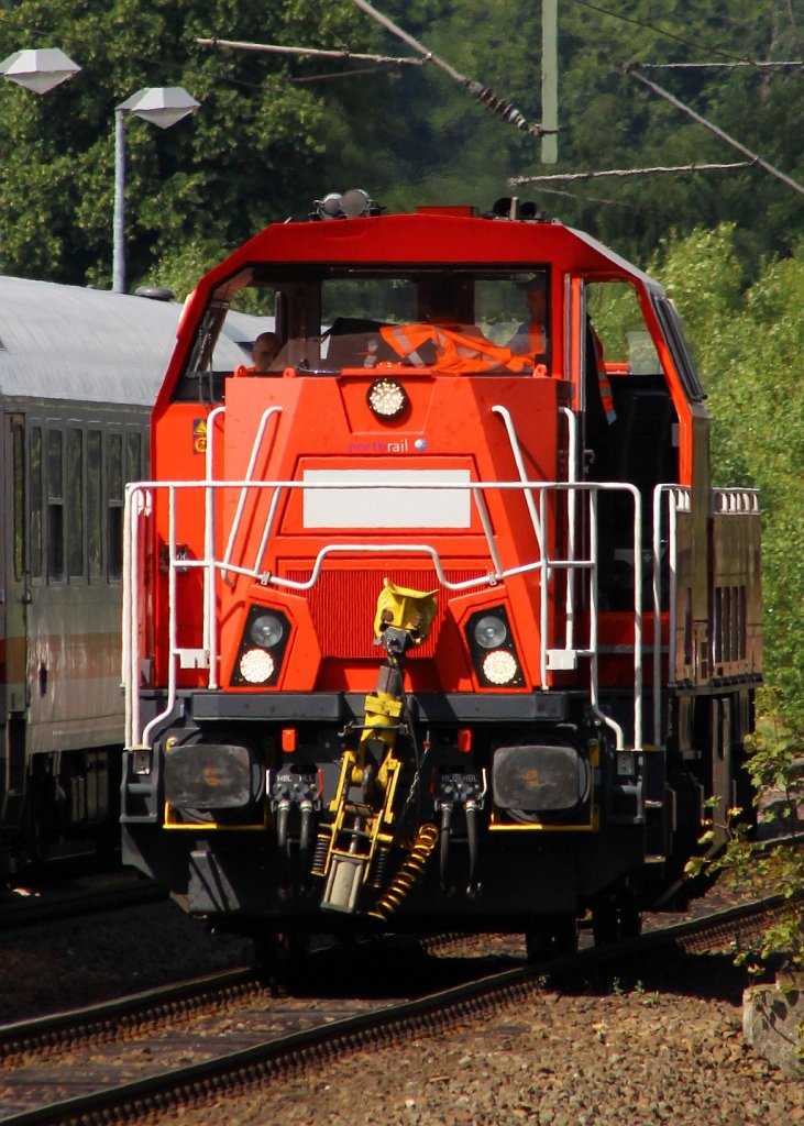 Fahrschule mal anders....Fahrlehrer und Fahrschüler beim technischen Halt im Bhf von Schleswig, die Fahrschullok ist die northrail 261 006-1. Schleswig 09.08.2013